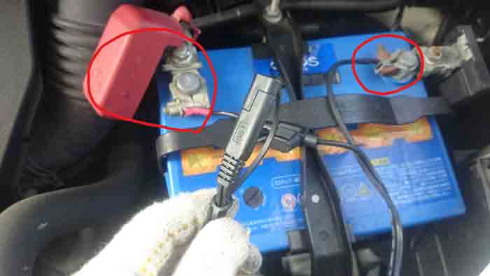 ヴォクシー70のバッテリー上がりを防ぐ 簡単改造フロート充電器ｏ型 ｓａｅ 端子の取付方法