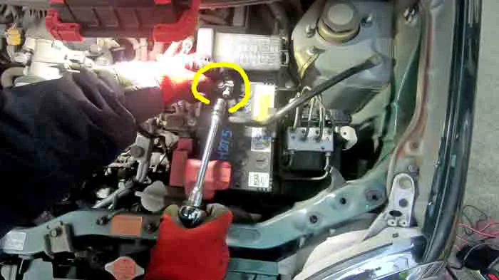 ダイハツ ミラ ジーノl650s 軽自動車のバッテリー交換方法