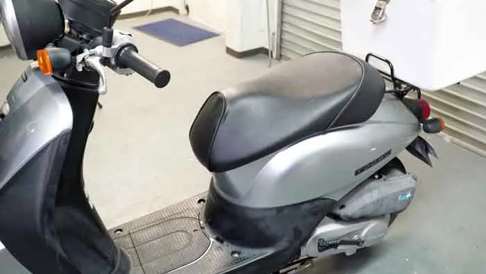 【トゥデイAF67】原付バイクのシートカバーの張り替え方法｜バイク屋さんの方法